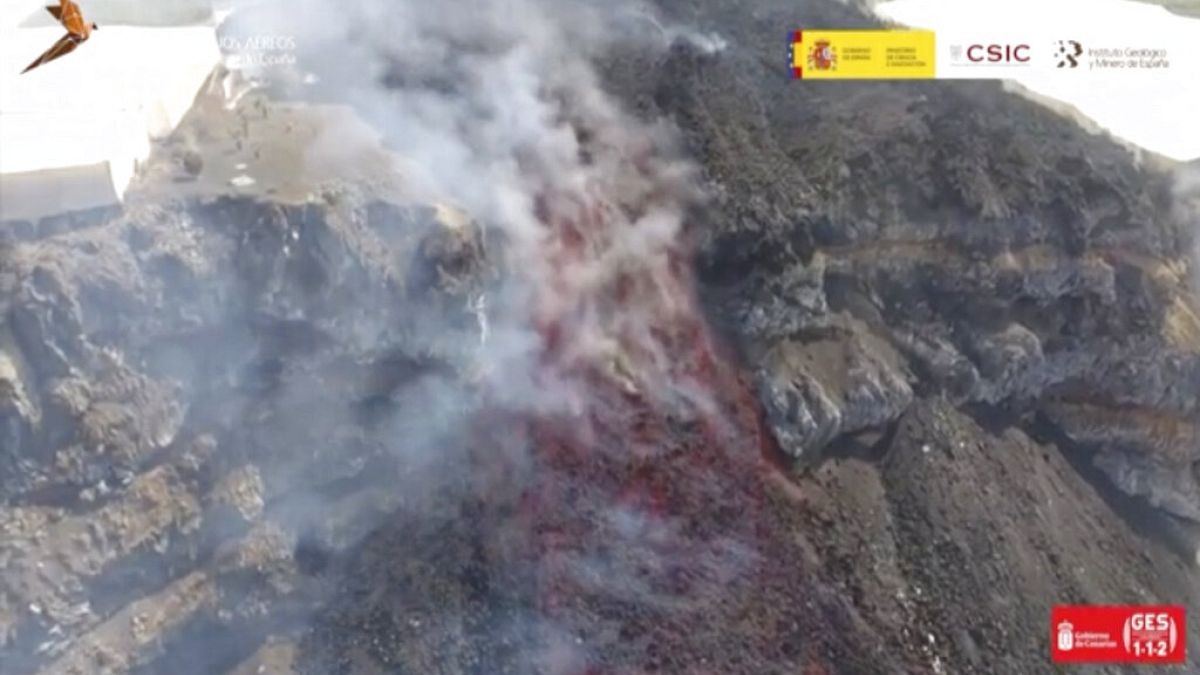 Am Vulkan  hat sich ein neuer Spalt aufgetan, aus dem sich Lava in Richtung Meer ergießt