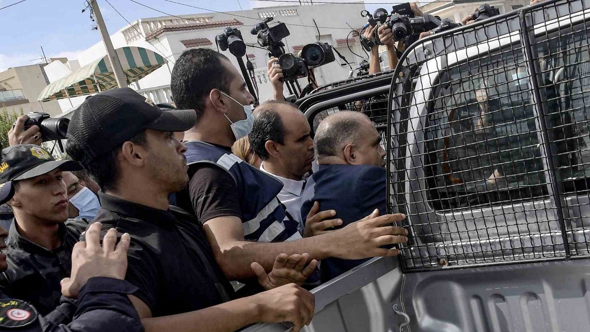 عناصر قوات الأمن يحمون محمد القوماني، النائب التونسي وعضو حركة النهضة، بعد أن هاجمه مواطنون أمام مقر البرلمان، العاصمة تونس، 1 أكتوبر 2021