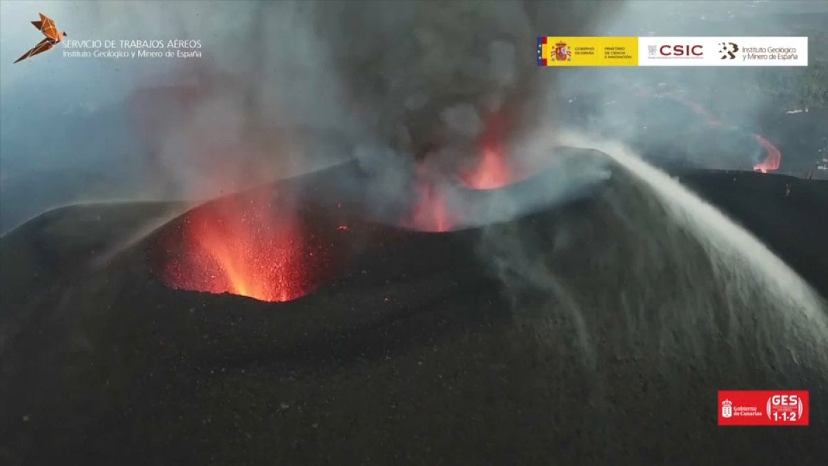 La lava fluye por las nuevas bocas del volcán de La Palma