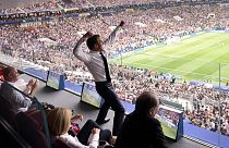 خوشحالی امانوئل ماکرون، رئيس جمهوری فرانسه بعد از قهرمانی تیم ملی این کشور در جام جهانی ۲۰۱۸ روسیه