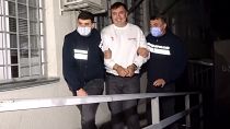 L’ex-président géorgien emprisonné Mikheïl Saakachvili encadré par deux gardiens
