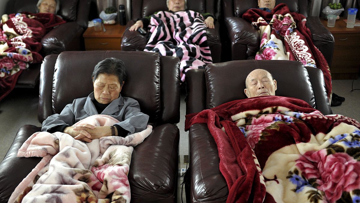 Ebéd utáni kollektív szunyókálás egy pekingi idősotthonban