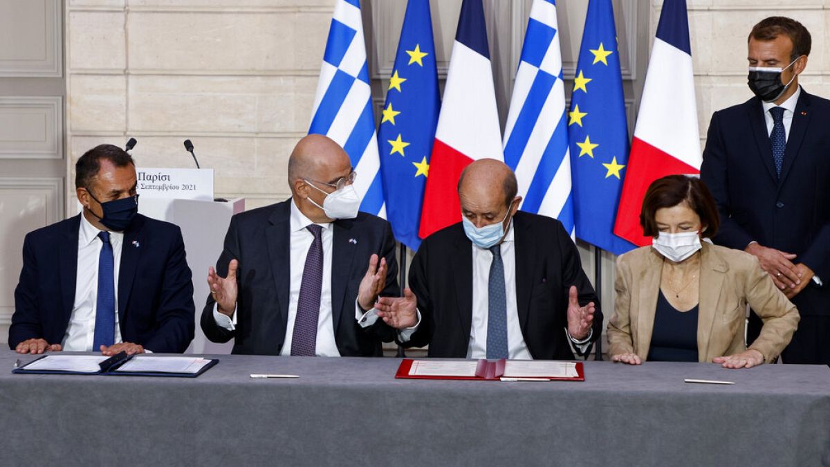 Στιγμιότυπο από την υπογραφή της αμυντικής συμφωνίας Ελλάδας - Γαλλίας στο Παρίσι