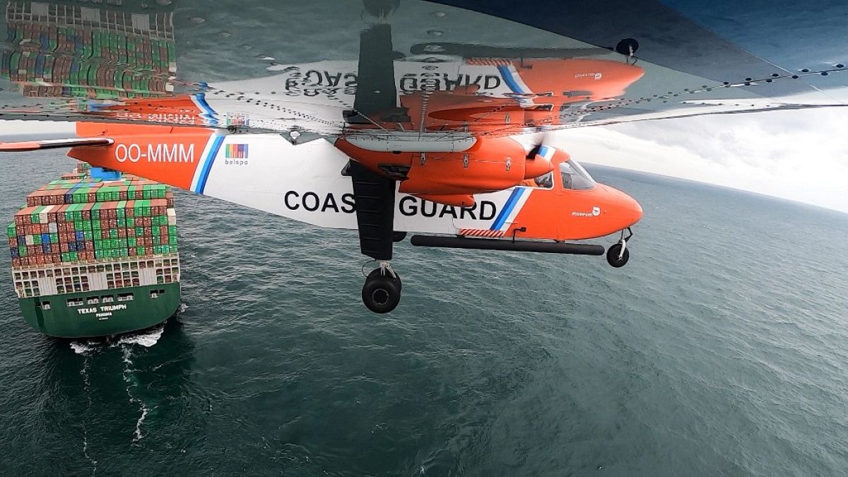 L'avion "renifleur" des garde-côtes belges survolant un navire en mer du Nord, le 30/09/2021