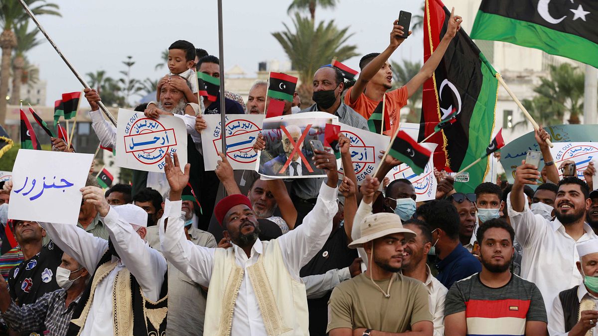ليبيون يحنجون على حجب البرلمان الثقة من الحكومة الانتقالية. طرابلس 2021/09/24