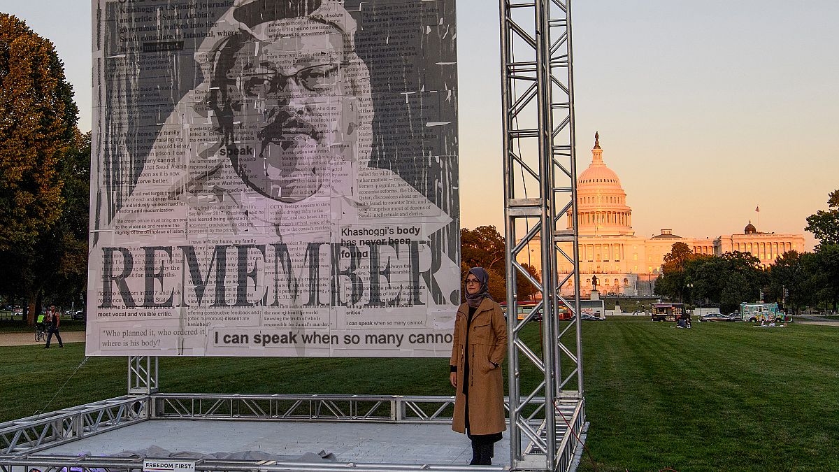 السيدة خديجة جنكيز خطيبة الكاتب السعودي جمال خاشقجي تقف أمام صورة له بالعاصمة واشنطن. 01/10/2021