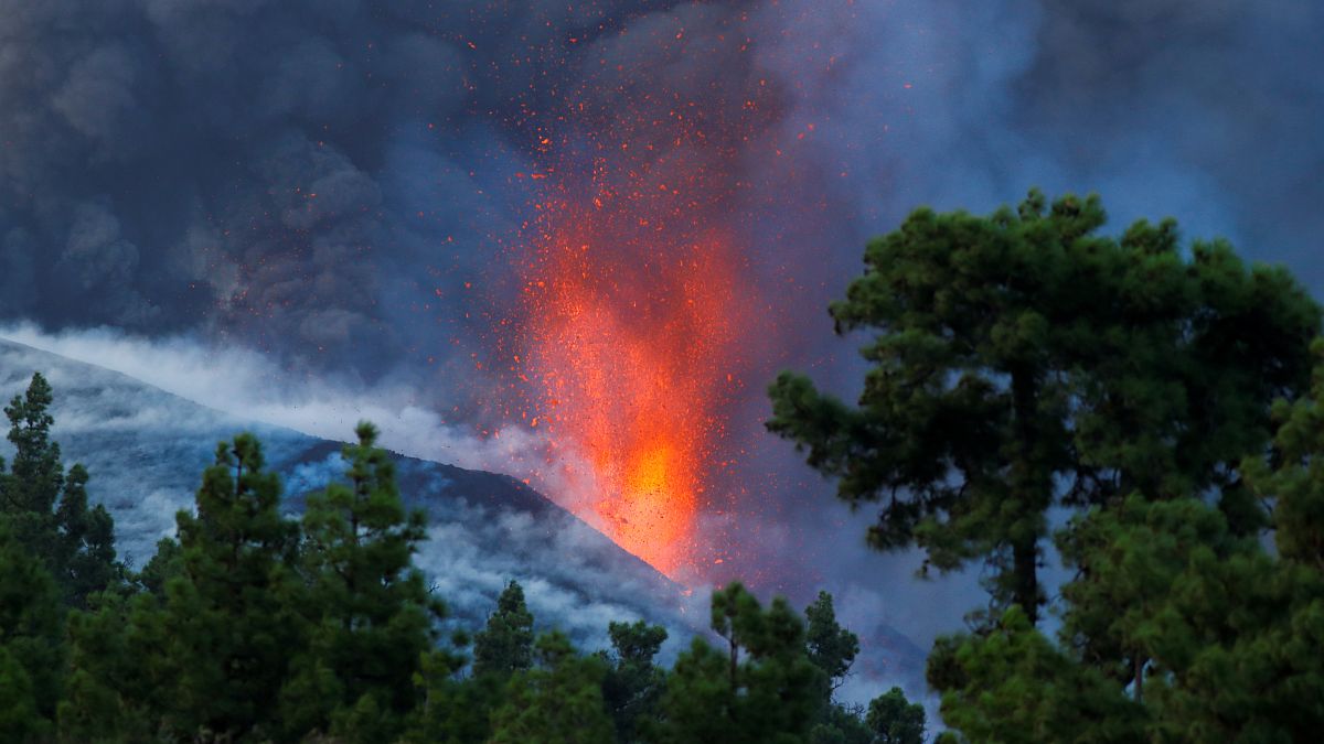 حمم بركان "كومبري فييخا" ما تزال تنبعث في لابالما بجزر الكناري الإسبانية. 02/10/2021