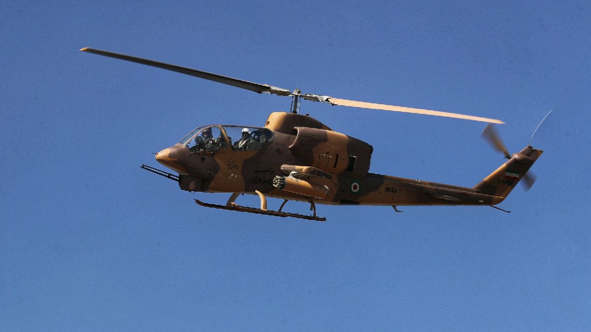 İran'ın Azeri sınırında gerçekleştirdiği askeri tatbikata katılan bir askeri helikopter