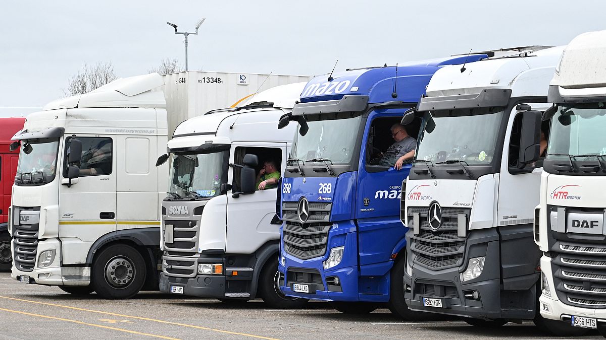 عدد من سائقي الشاحنات ينتظرون في جنوب شرق إنجلترا بعد أن أغلقت فرنسا الحدود بسبب فيروس كورونا. 22/12/2020