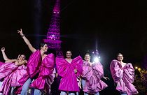 Mulheres celebram em Paris Mês da Sensibilização para o Cancro da Mama