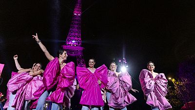 ماه مبارزه با سرطان سینه: رقص زنانِ مبتلا پای برج ایفل صورتی