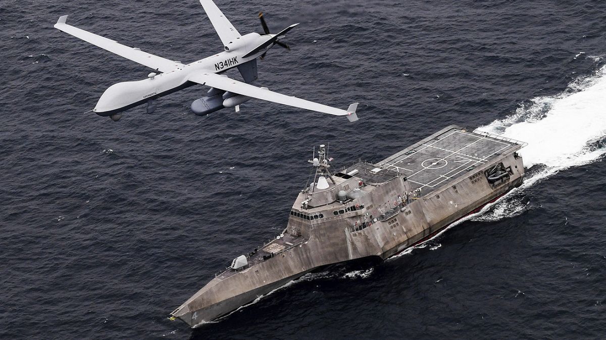 طائرة استطلاع مسيرة "أمـ كيو9 سي غاردبان" تحلق فوق حاملة الطائرات "يو إس إس كورونادو في المحيط الهادئ. 2021/04/21