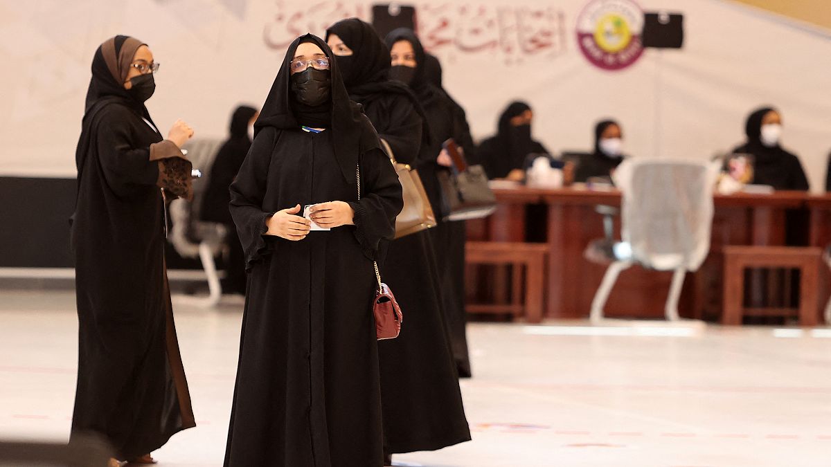 قطريات بانتظار الإدلاء بأصواتهن في انتخابات مجلس الشورى 