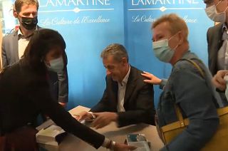 Nicolas Sarkozy bei der Signierstunde in Paris