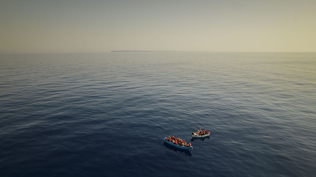 صورة أرشيفية لمهاجرين في عرض المتوسط على متن قوارب خشبية يُعتقد أنها أبحرت من تونس الخميس 29 يوليو 2021 