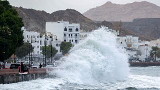 السعودية نيوز | 
    فيديو: الإعصار شاهين يضرب سلطنة عمان.. والسلطات تحث السكان على مغادرة بيوتهم
