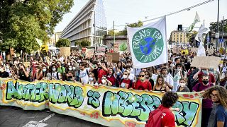 راهپیمایی سازمان‌های فعال علیه گرمایش زمین در میلان همزمان با اجلاس آماده‌سازی کوپ۲۶