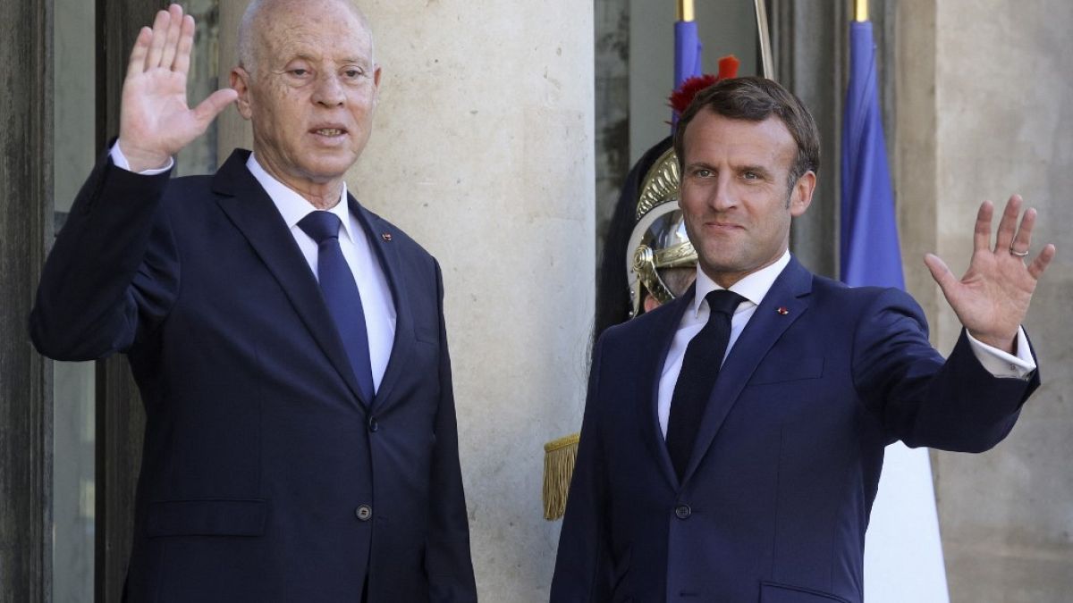 صورة من الارشيف - إيمانويل ماكرون أثناء استقباله  قيس سعيد في قصر الإليزيه في باريس، 22 يونيو 2020