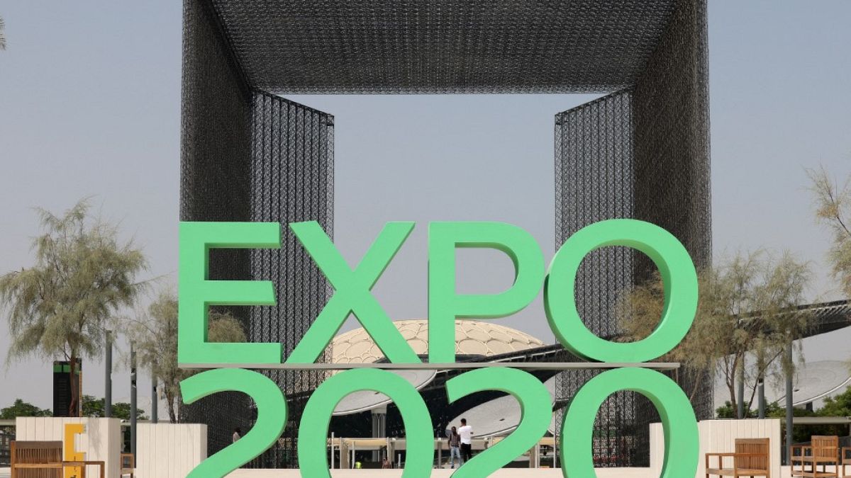 أمام أحد مداخل موقع إكسبو 2020 في دبي