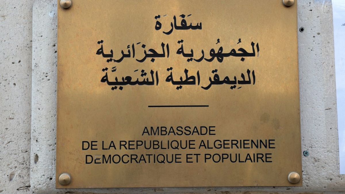 لوحة على واجهة السفارة الجزائرية في باريس