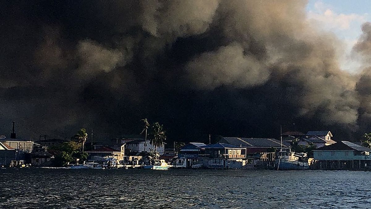  حريق هائل في جزيرة غواناجا، هندوراس، في 2 أكتوبر 2021