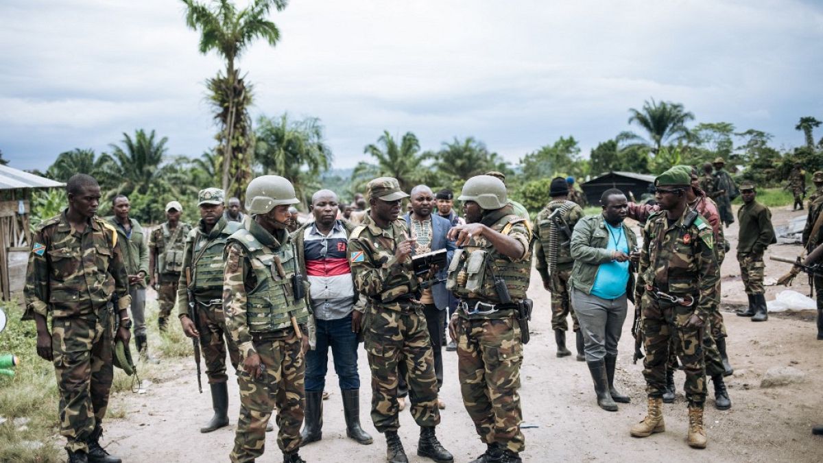 صورة من الارشيف -  ضباط من القوات المسلحة لجمهورية الكونغو الديمقراطية في أعقاب هجوم نفذه عناصر من جماعة الحلفاء الديمقراطية المتمردة.