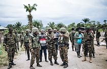 صورة من الارشيف -  ضباط من القوات المسلحة لجمهورية الكونغو الديمقراطية في أعقاب هجوم نفذه عناصر من جماعة الحلفاء الديمقراطية المتمردة.