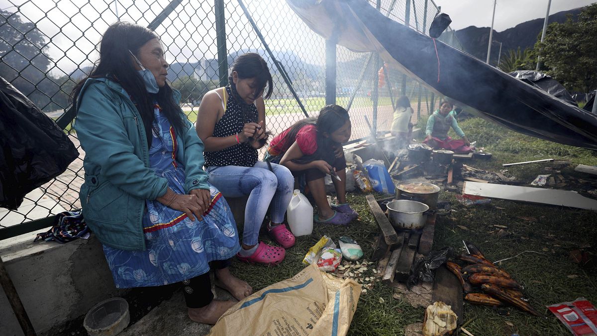 Indígenas colombianos acampam em Bogotá