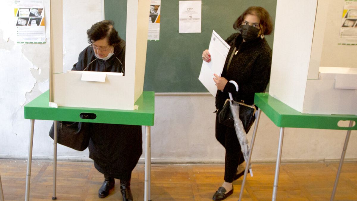 Dos mujeres votan en un colegio electoral de Tiflis