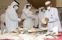 فرز أصوات الناخبين في مركز اقتراع في العاصمة القطرية الدوحة. 2021/10/02
