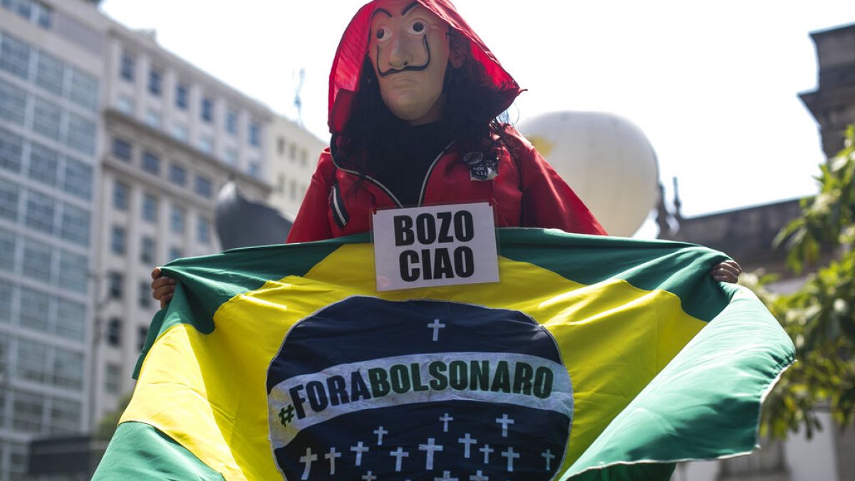 Manifestant tenant un drapeau brésilien où est écrit "Bolsonaro dehors" - Rio de Janeiro, le 02/10/2021