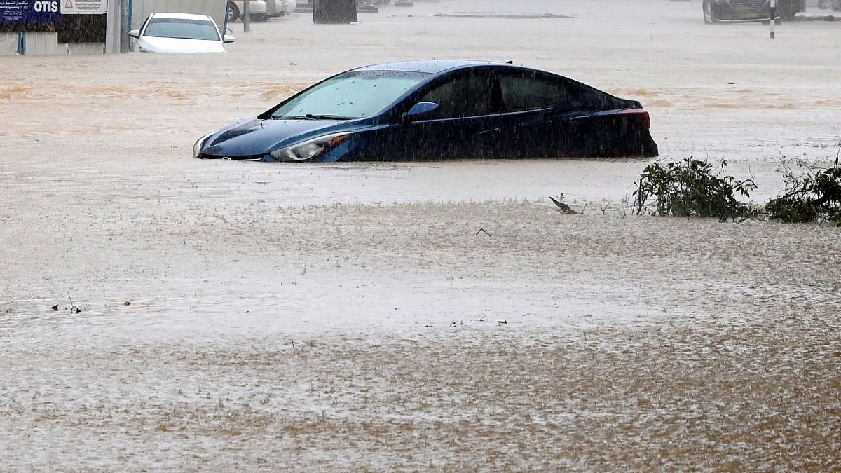 سيارة غمرتها مياه الفيضانات من إعصار شاهين في أحد شوارع العاصمة العمانية مسقط. 03/10/2021