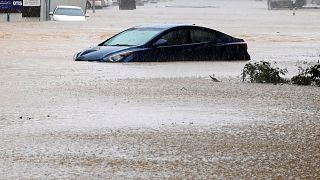 سيارة غمرتها مياه الفيضانات من إعصار شاهين في أحد شوارع العاصمة العمانية مسقط. 03/10/2021