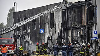 El edificio incendiado tras el impacto del avión
