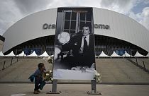 Vor dem Vélodrome-Stadion in Marseille trauerten viele Fans von Olympique Marseille um den Ex-Präsidenten Bernard Tapie