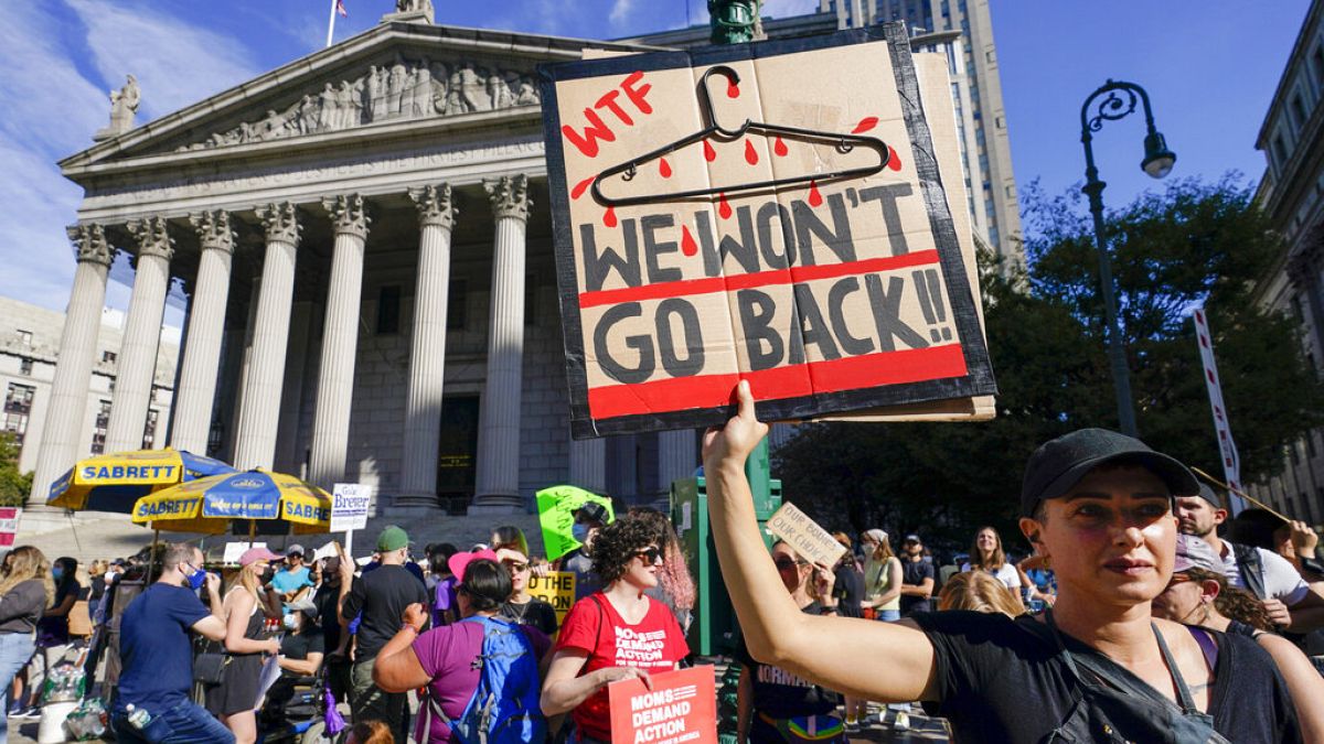 شاهد: مسيرة داعمة لحقّ الإجهاض تجوب شوارع واشنطن .."جسدي.. خياري، حقي"