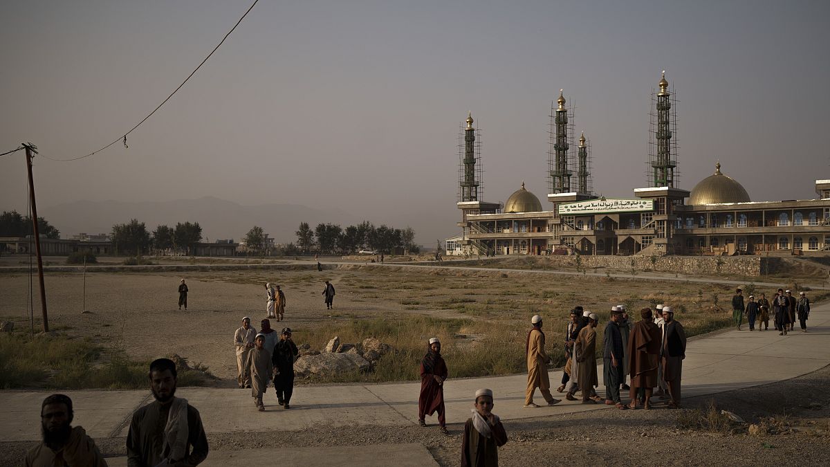 طلبة أفغان يقفون أمام مسجد خاتم الأنبياء في كابل. 2021/09/29