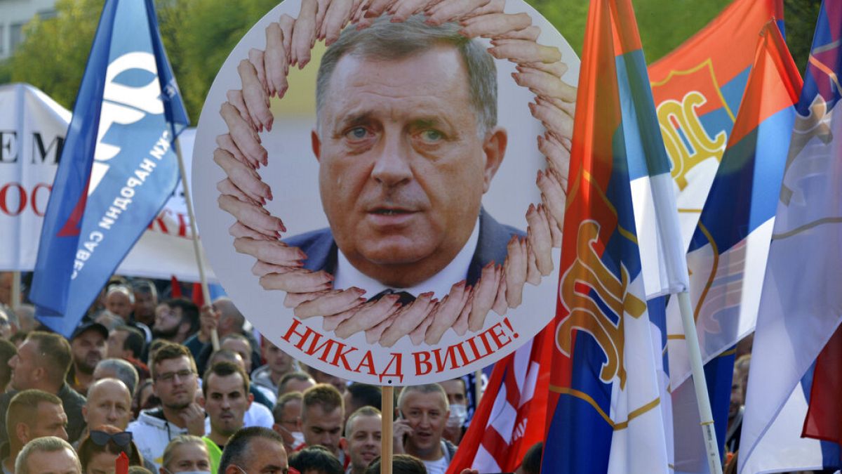 Ein Transparent mit dem Konterfei von Milorad Dodik.