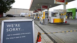 İngiltere'deki akaryakıt krizi nedeniyle birçok istasyona benzin ulaştırılamıyor