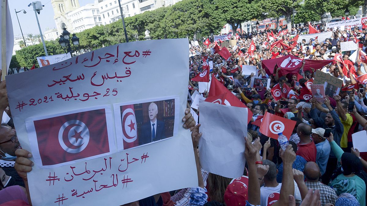 تونسيون يرددون شعارات مؤيدة للرئيس قيس سعيد خلال تجمع حاشد في شارع الحبيب بورقيبة بالعاصمة تونس ، في 3 أكتوبر 2021.