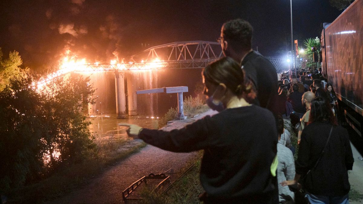 Testemunhas observam o incêndio na Ponte da Indústria, em Roma