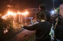 Testemunhas observam o incêndio na Ponte da Indústria, em Roma