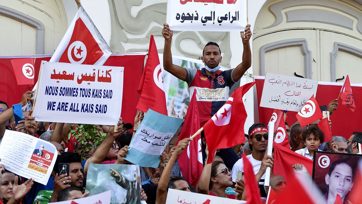 تونسيون مؤيدون للرئيس قيس سعيد خلال وقفة دعم بالعاصمة تونس. 03/10/2021