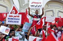 تونسيون مؤيدون للرئيس قيس سعيد خلال وقفة دعم بالعاصمة تونس. 03/10/2021