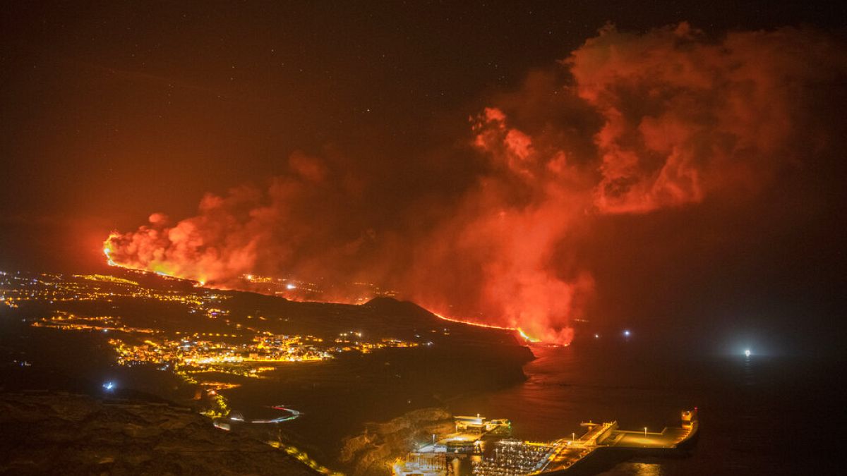 Fotografía nocturna de la lava llegando al mar en la isla de La Palma