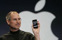 الرئيس التنفيذي لشركة آبل ستيف جوبز يحمل هاتف آيفون خلال معرض ماكوورلد في سان فرانسيسكو. 2007/01/09
