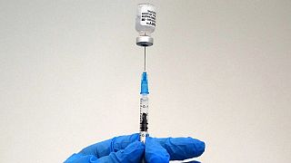 Δόση του εμβολίου της Pfizer σε εμβολιαστικό κέντρο στη Σερβία