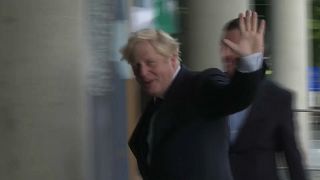 Boris Johnson entra en la sede del Congreso del Partido Conservador en Manchester este domingo