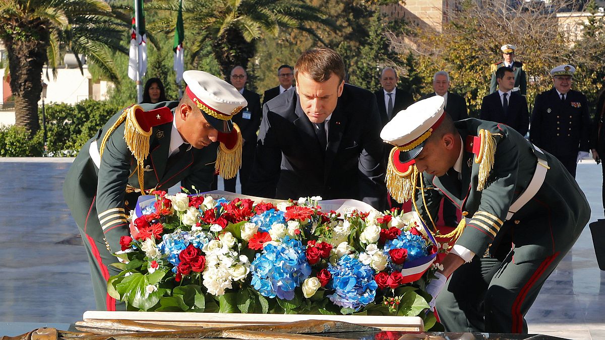 الرئيس الفرنسي إيمانويل ماكرون يضع إكليلا من الزهور على النصب التذكاري للجندي المجهول بالعاصمة الجزائرية. 6 ديسمبر2017.