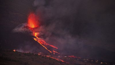 شاهد: صور كاميرا حرارية لبركان "كومبر فيخا" وتدفق الحمم البركانية في لابالما الإسبانية